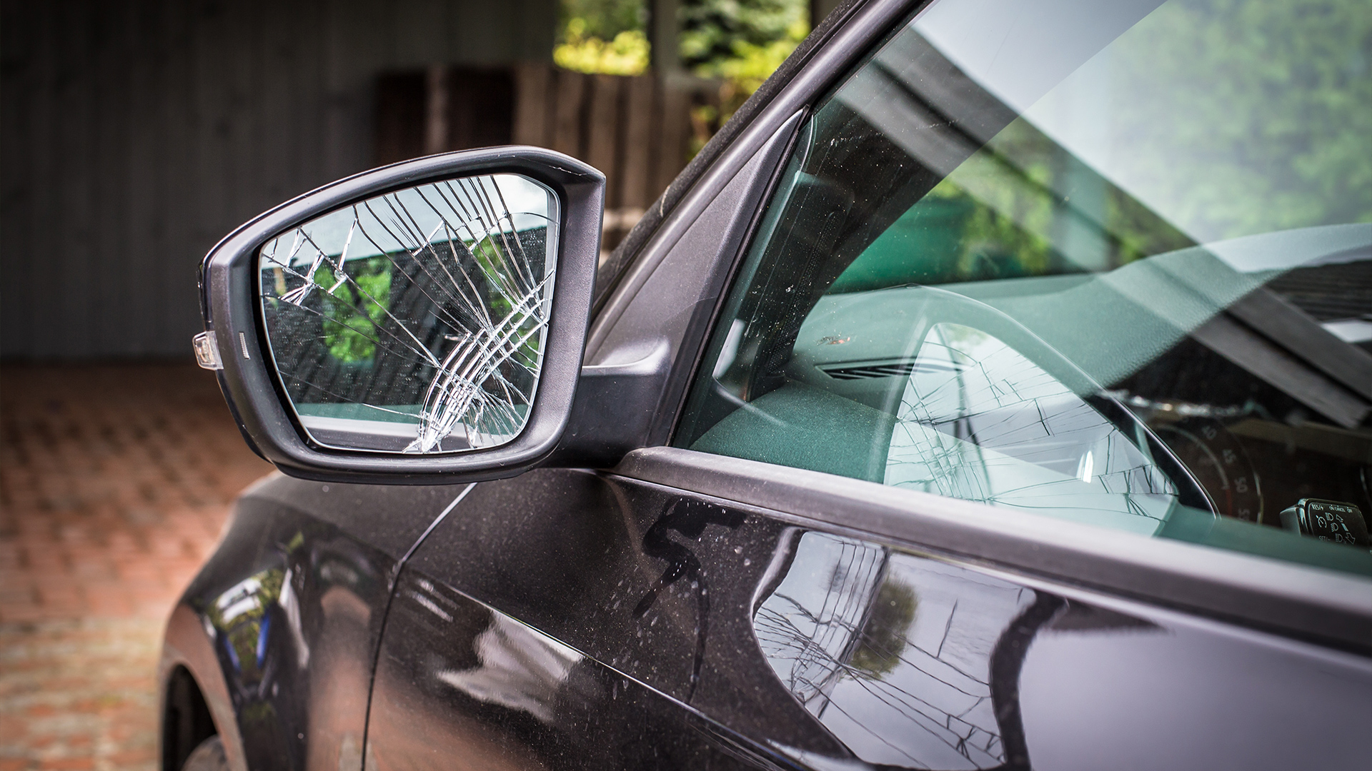 Cosa si rischia se si circola con specchietto retrovisore auto rotto? Multe  e sanzioni 2024
